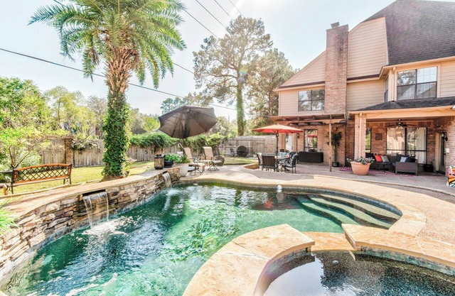 Private Pool and Spa, Spacious and Elegant, and Centrally Located Huge Estate
