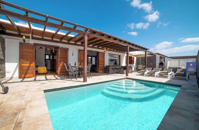 Private Pool (Fence Available) close to Marina Rubicon - with Air Conditioning