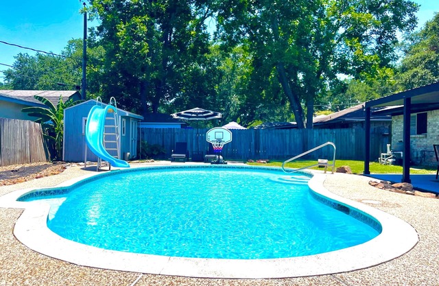 Private Pool, Game Room, King Bed, Sleeps 10, Baytown Home with WiFi & Parking