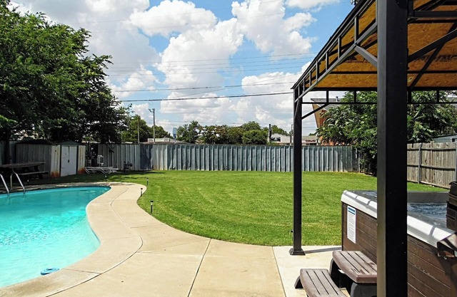 Private Pool, Hot Tub & Outdoor Grill in OKC