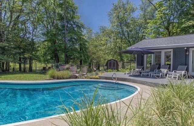 Private pool oasis, walk to the beach and lake