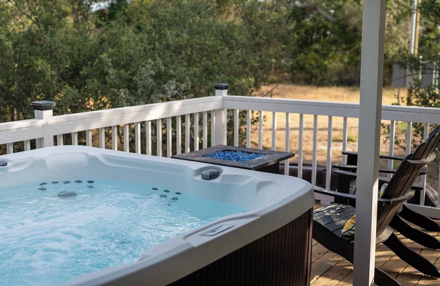 Private Ranch Cabin with Hot-Tub + Close to Townn