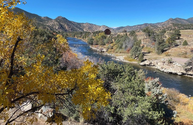 Private River Retreat- Fly Fishing/Rafting/Relaxing 10 min. from downtown Salida
