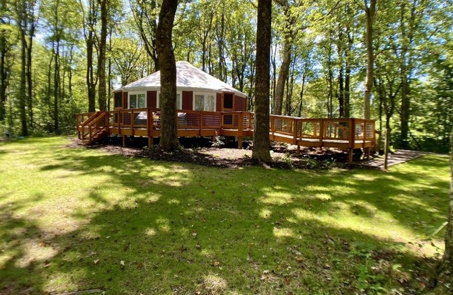 Private, romantic 720 ft yurt on dead end road 3.5 miles from Blue Ridge Parkway