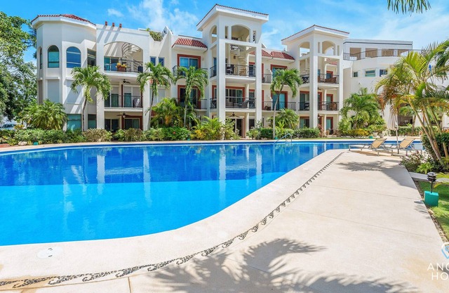 Private Rooftop Jacuzzi & Lounge + Big Pool Onsite