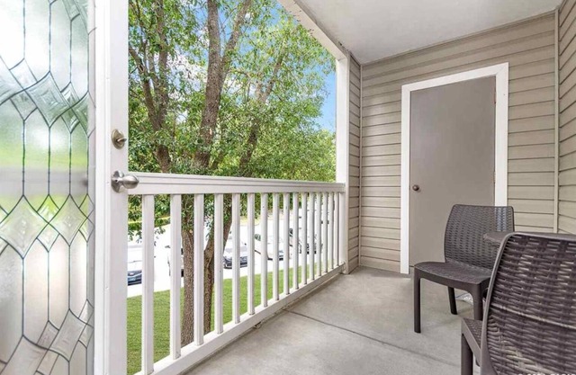Private Room/bathroom in 4b/4b student condo, Near UF, Shand