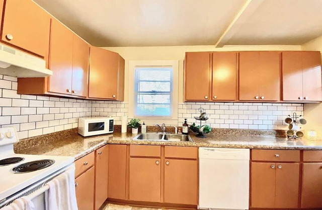 Private Room - Charming 1954 House Blocks from FSU