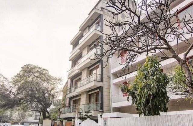PRIVATE ROOM IN SAFDARJANG ENCLAVE