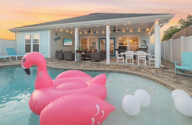 Private Saltwater Pool! LUX Vibe! Dogs Ok! Golf Cart! 3 Mins To Beach! Sleeps 9!