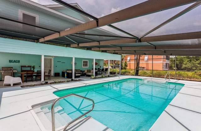 Private Saltwater Heated Pool |Walk to Johnson Beach |Single Level |Screened Lanai |8 Bikes|Dogs Ok