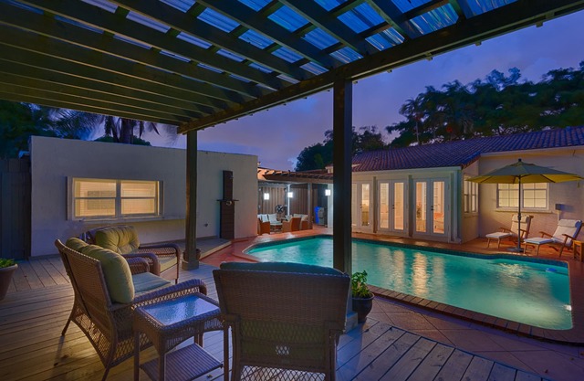 Private Saltwater Pool! Summer Deal! Property Gated. 3Bed2Bath. Sleeps 6.