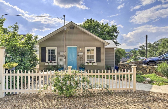 Private Solar Hill, Downtown Bristol Cottage!