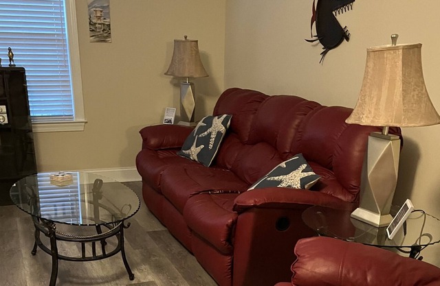 Private Spacious NE side 1 Bedroom Apartment-0.5 Mile Walk To Beach;