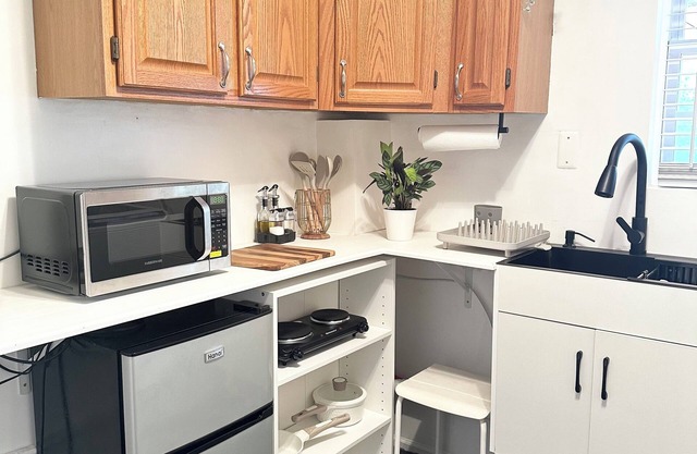 Private studio, Bedroom, living and bathroom, close to train to NY. Pet friendly