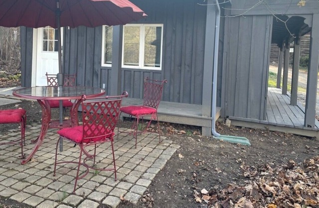 Private studio cottage, completely redone