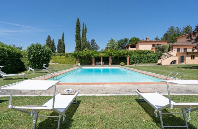 Private Villa with WIFI, private pool, sauna, hot tub, TV, patio, pets allowed, panoramic view