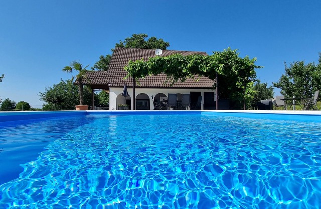 private vacation home for 8-10 pers., swimming pool, air-conditioning