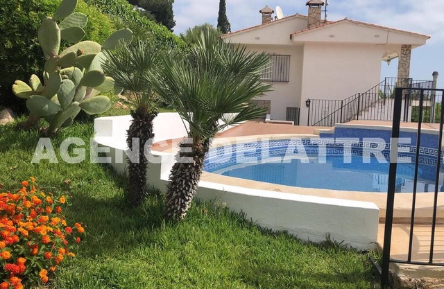 Private villa with swimming pool, 4 bedrooms, 2 bathrooms, air conditioning