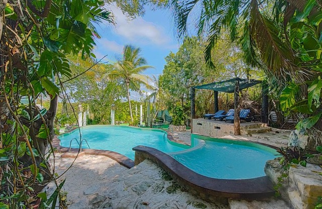 Private Villa 10 Rooms, Private Pool, Walk to Beach