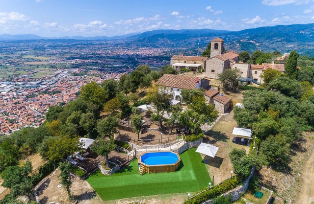 Private villa with unique view of the surrounding valley. A/C, Wi-Fi, pool!
