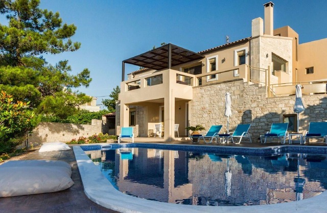 Private Villa with A/C, private pool, WIFI, TV, patio, pets allowed, panoramic view, parking