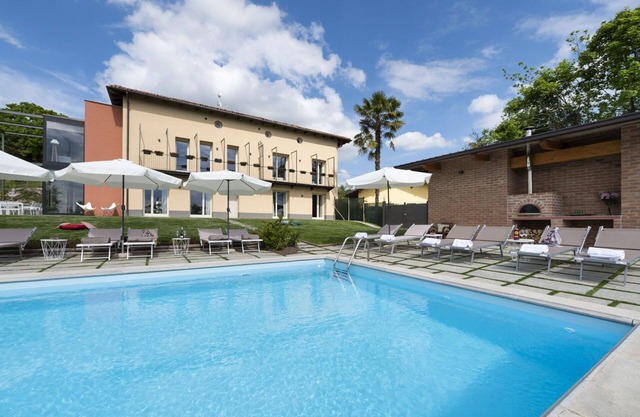 Private Villa with WIFI, private pool, A/C, TV, patio, pets allowed, panoramic view, close to Alba