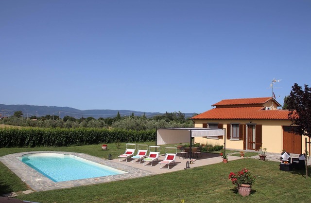 Private Villa with WIFI, A/C, private pool, TV, pets allowed, panoramic view, close to Cortona