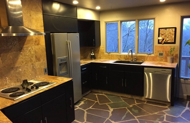 Private, Wooded Paradise - Year-round hot tub, Summer pool