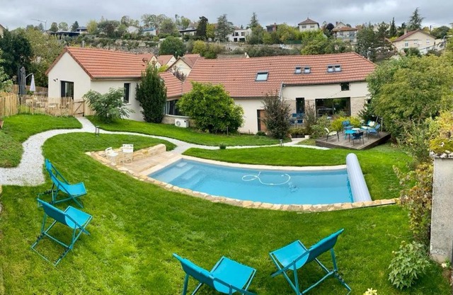 Proche centre ville, gîte 4 étoiles avec piscine
