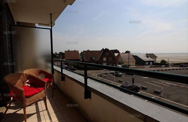 Professional ad - In a beautiful residence facing the sea