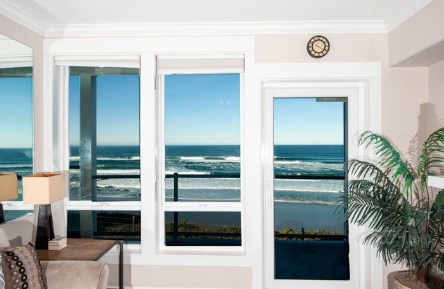 Promo! Beautiful Oceanfront Condo - Private Hot Tub, WiFi, HDTV & Indoor Pool