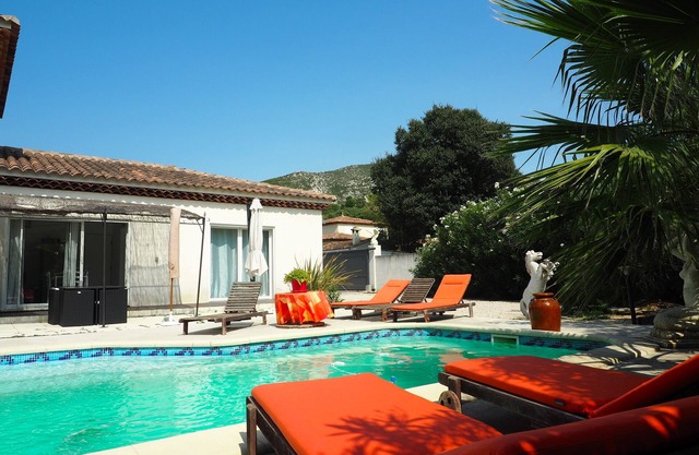 Promotion! Villa of 50m2 at the foot of Ste Baume with private pool