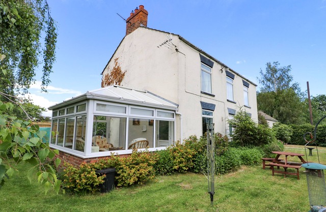 PROSPECT HOUSE, pet friendly, with open fire in Bubwith