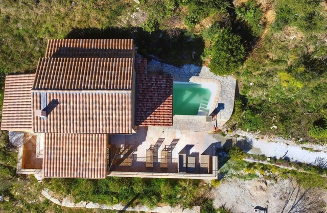 Provençal Escape : Holiday Home for 6 with Private Pool