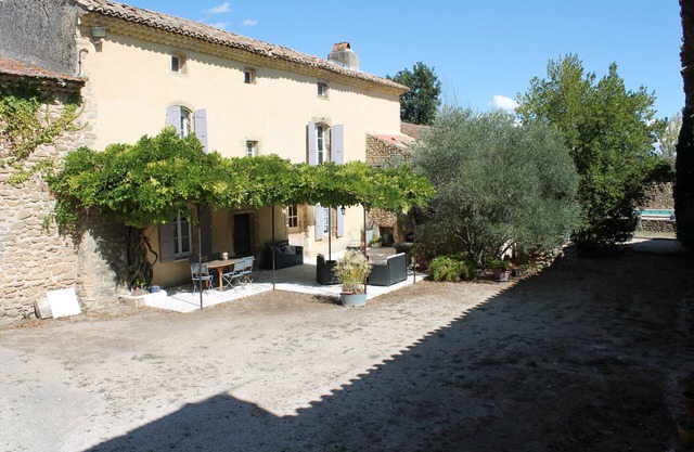 Provencal farmhouse with swimming pool