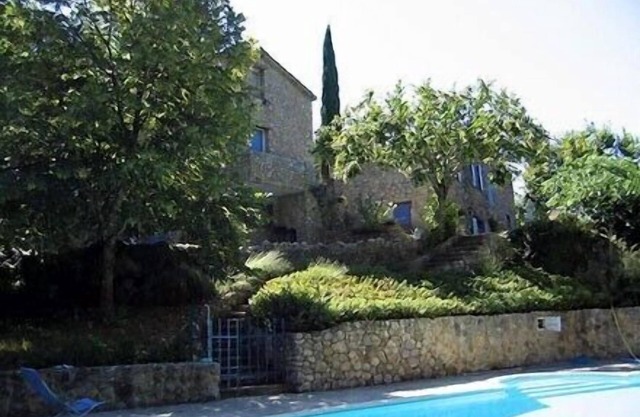 Provencal sheepfold in a quiet, green setting, swimming pool mid-June mid-September