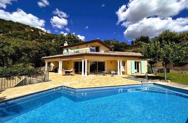 Provençal villa for 10 people with air conditioning and sea view, featuring a private heated.