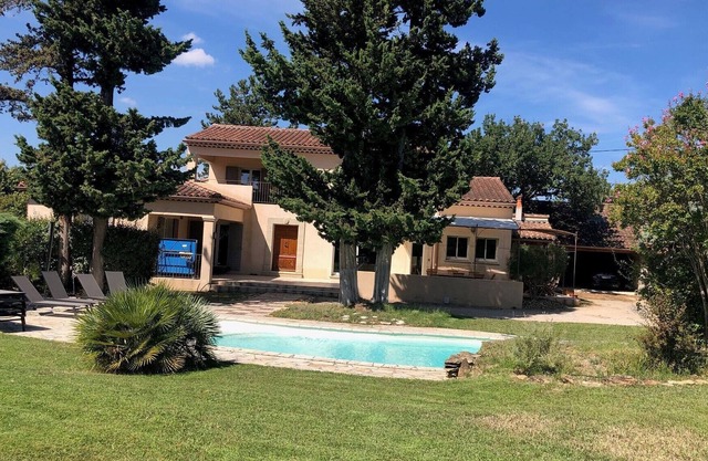 Provencal villa with pool and gym for 8 people, not overlooked