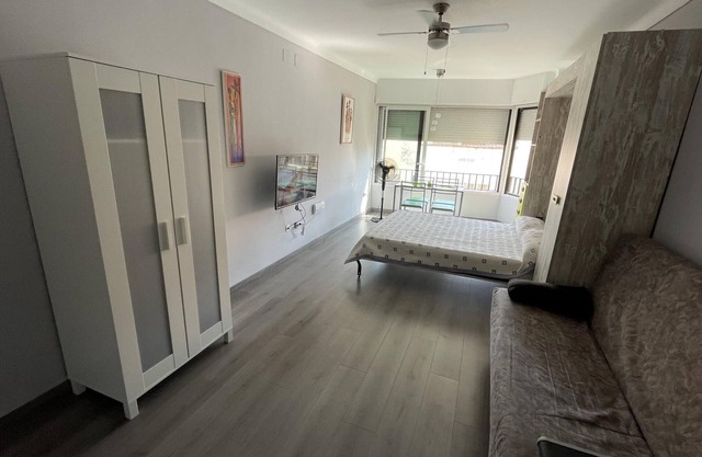 PSU. Studio in the centre, 100m from the beach, parking