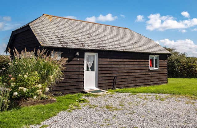 PUFFIN LODGE, pet friendly, character holiday cottage in Port Isaac