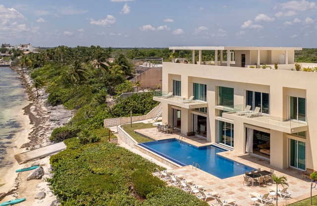 Punta Sam, Spacious 6BR Beachfront Villa in Cancún with Private Pool & Jacuzzi