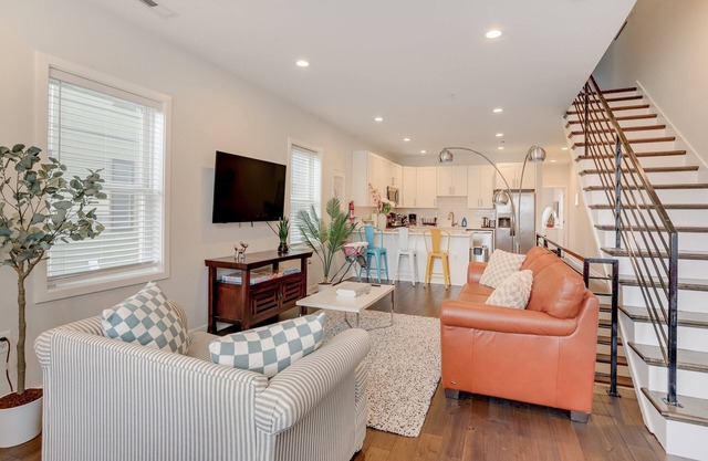 "Pura Vida" Fabulous 4 Bed Home near H St & Union Market