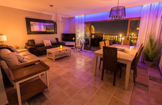 Pure indulgence, Pool Table, Hot Tub, Amazing views, Free 300mb Wifi, Sky TV!