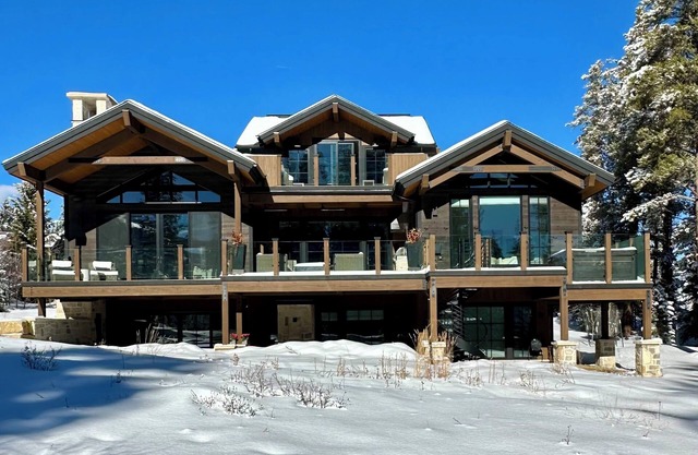 Pure Luxury - TRUE Ski-in/Ski-out Mountain Retreat in New, Immaculate Condition