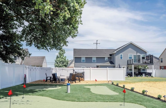 Putting greens *hot tub* game room- Amish views