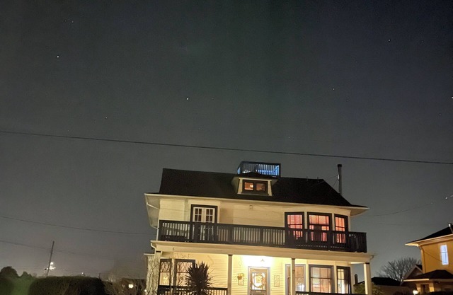 Quaint 1-bedroom apartment in Eureka connected to old Eureka home
