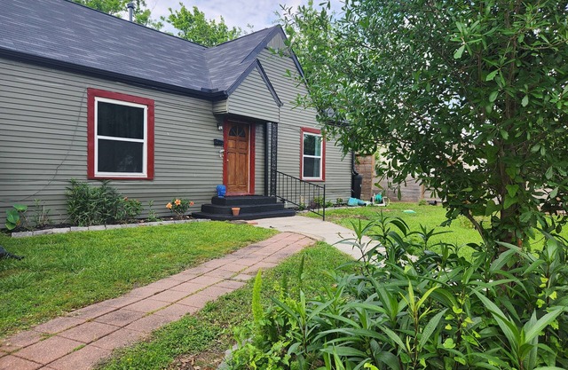 Quaint 2/1 in Lindale Park w/FREE EGGS, quiet and convenient neighborhood
