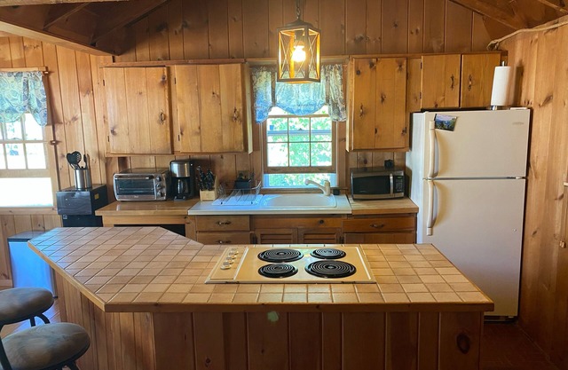 Quaint 2 Bedroom Cottage on Lake George