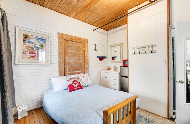 Quaint 2nd-floor studio 1 block from the beach with fast WiFi, deck, cable, & AC
