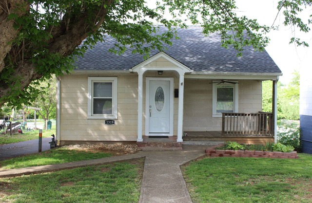 Quaint and Cozy, 2 Bed, I Bath, Full Kitchen Cottage with Off Street Parking